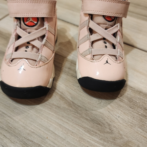 Girls Jordans - Picture 2 of 4